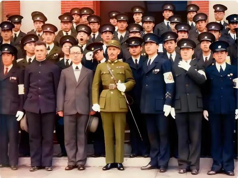 这是1937年2月，蒋介石在南京陆军军官学校(黄埔军校南京分校）的视察时的照片。