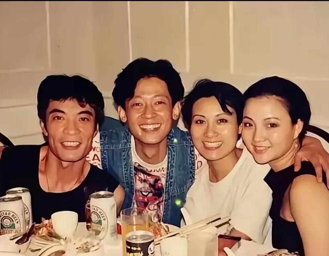 左边的是老戏骨刘威，左二的是王志文，旁边的两个漂亮女生是谁？长相甜美，气质不凡，