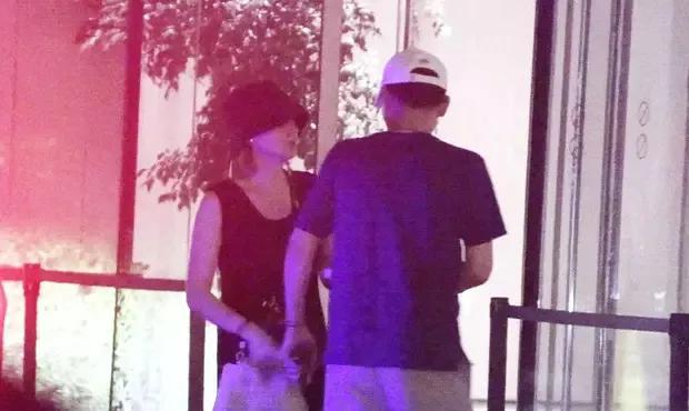 50岁李乃文接妻子下班，两人从校园恋情发展为夫妻，已低调相守二十余年。8月11