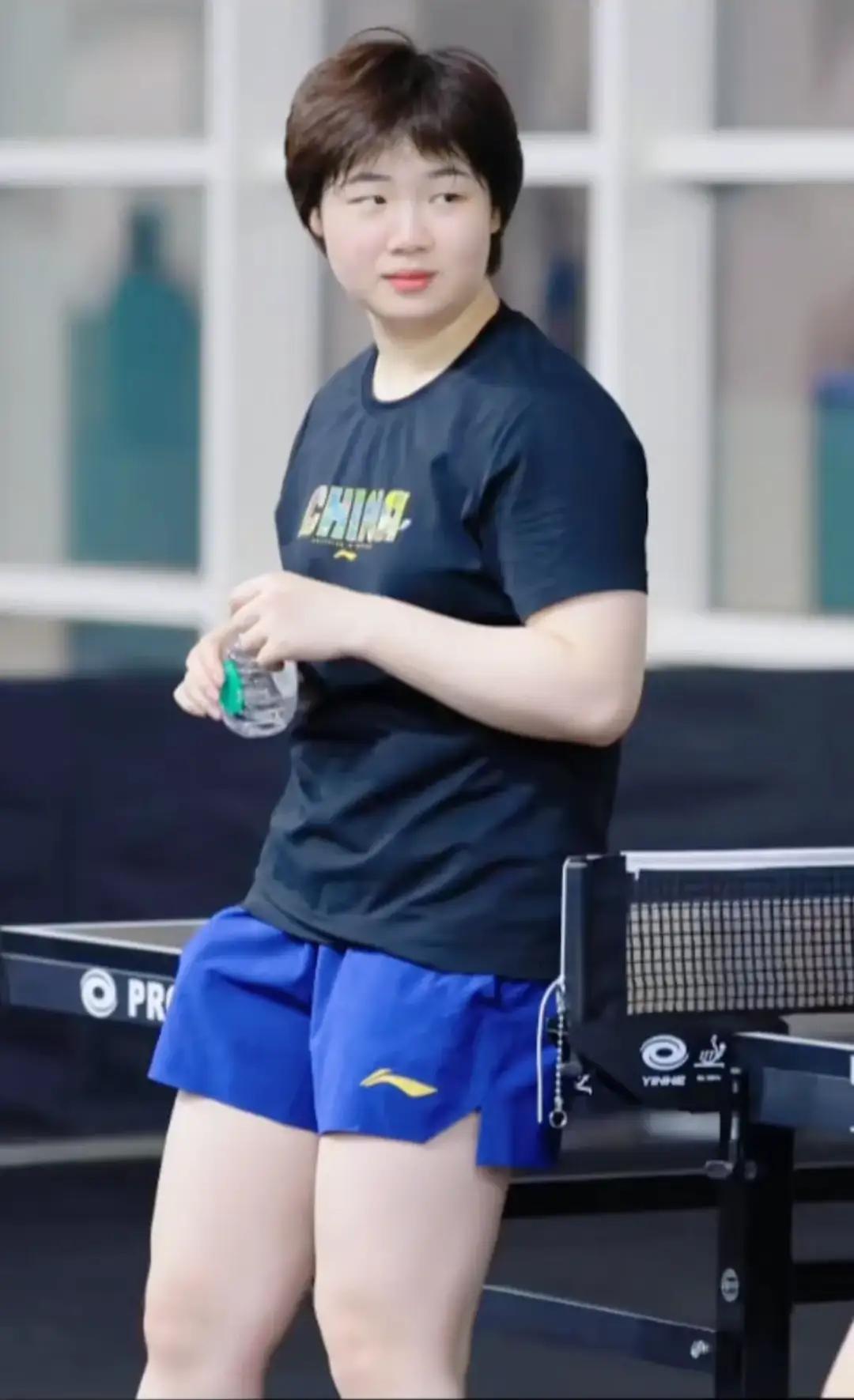 【蒯曼加盟新疆什么俱乐部？】孙颖莎留队深圳大学俱乐部，但师妹蒯曼却被确认离队。大