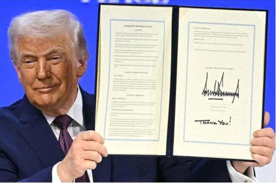 “和平委员会”签约名单公布 瑞士达沃斯的论坛大厅里，19个国家的代表跟着美