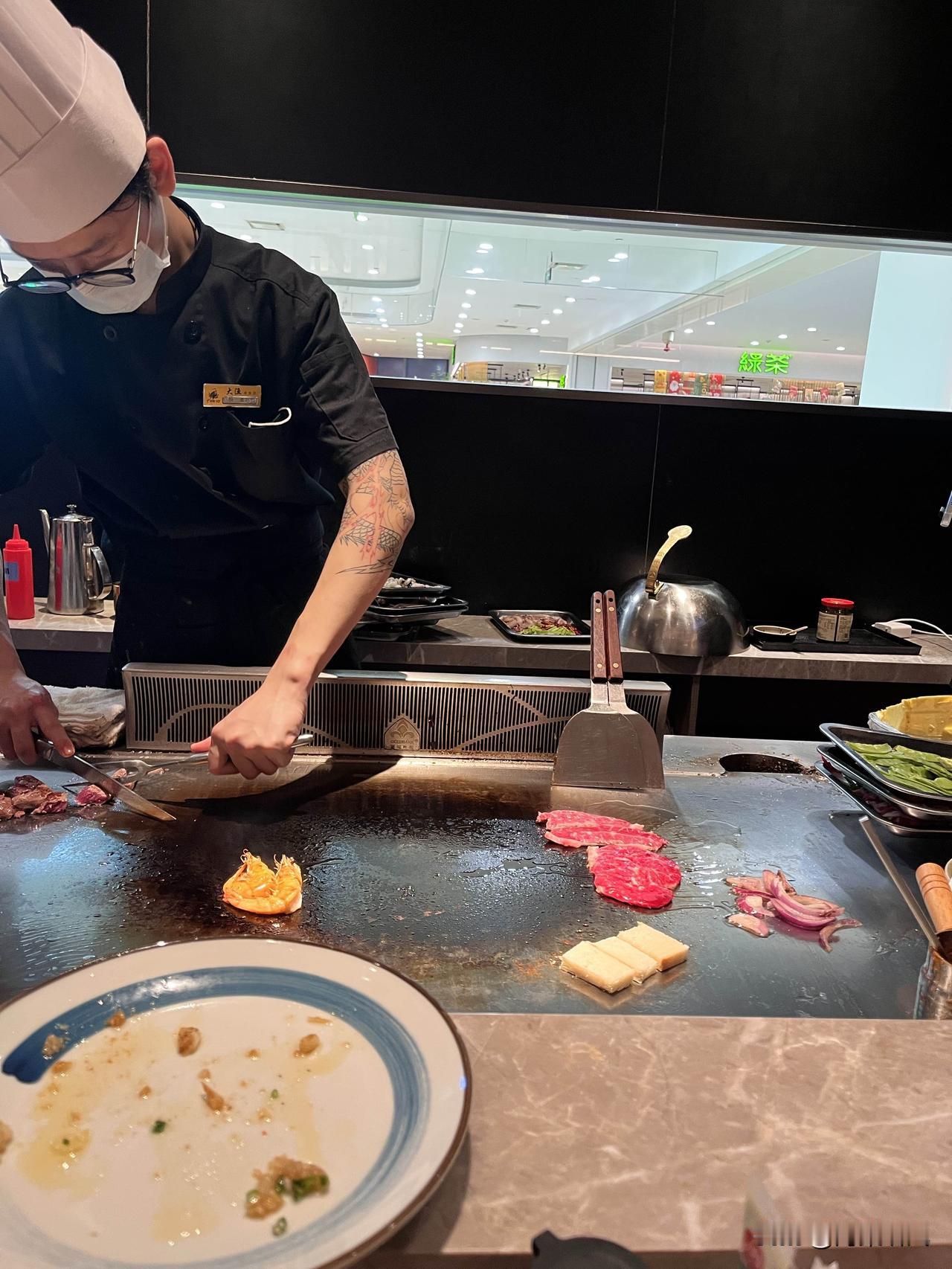 今天打卡了一家铁板烧店，师傅就在面前的铁板上现场烹饪，也太有氛围感了！看着师
