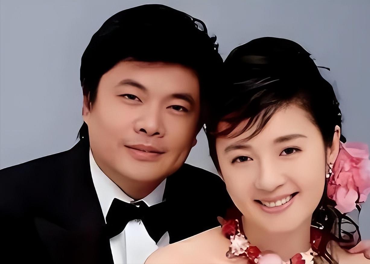 2004年，网传北京一名身家不菲的富豪，在妻子刚生完二胎仅5个月、身体最虚弱之时