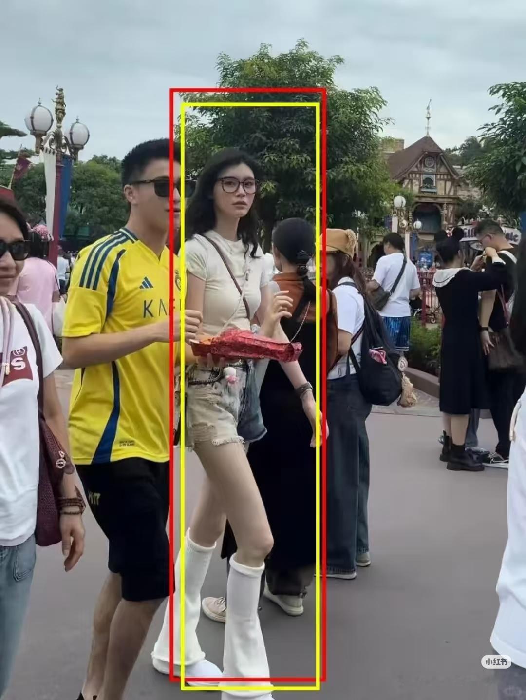 这个婚纱和捧花真的太高级了，线条越简单越高级，好喜欢这个捧花里的火焰百合……