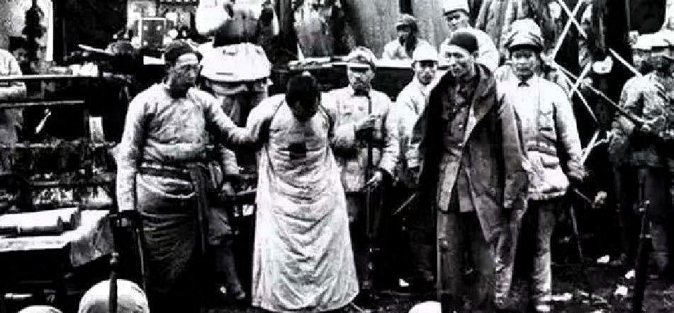 1955年，云南一个妇科医生和人吵架，见吵不过对方，妇科医生急了，竟脱口而出：“
