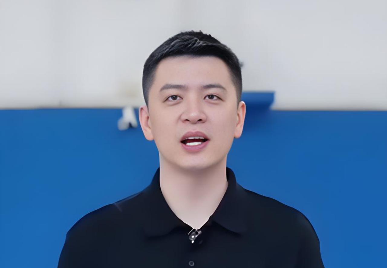 杨鸣给杜锋提了两个建议！众所周知，广东队本赛季以争夺CBA总冠军为目标，为了这