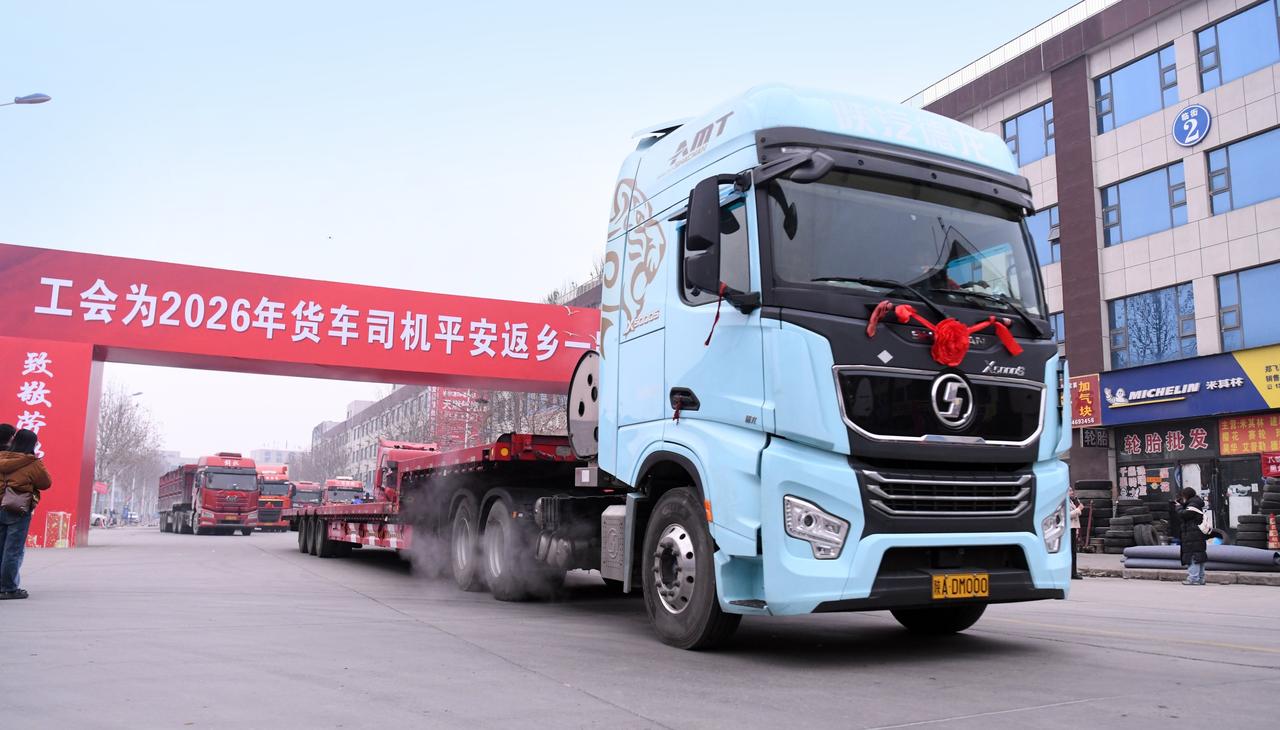 跑了二十多年长途，最冷的冬夜，竟被一碗热乎饭暖透了心。他是货车司机杨峰，常