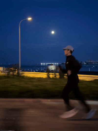 李昀锐夜跑live图李昀锐海边夜跑李昀锐海边夜跑图来咯！live图里的他超有范