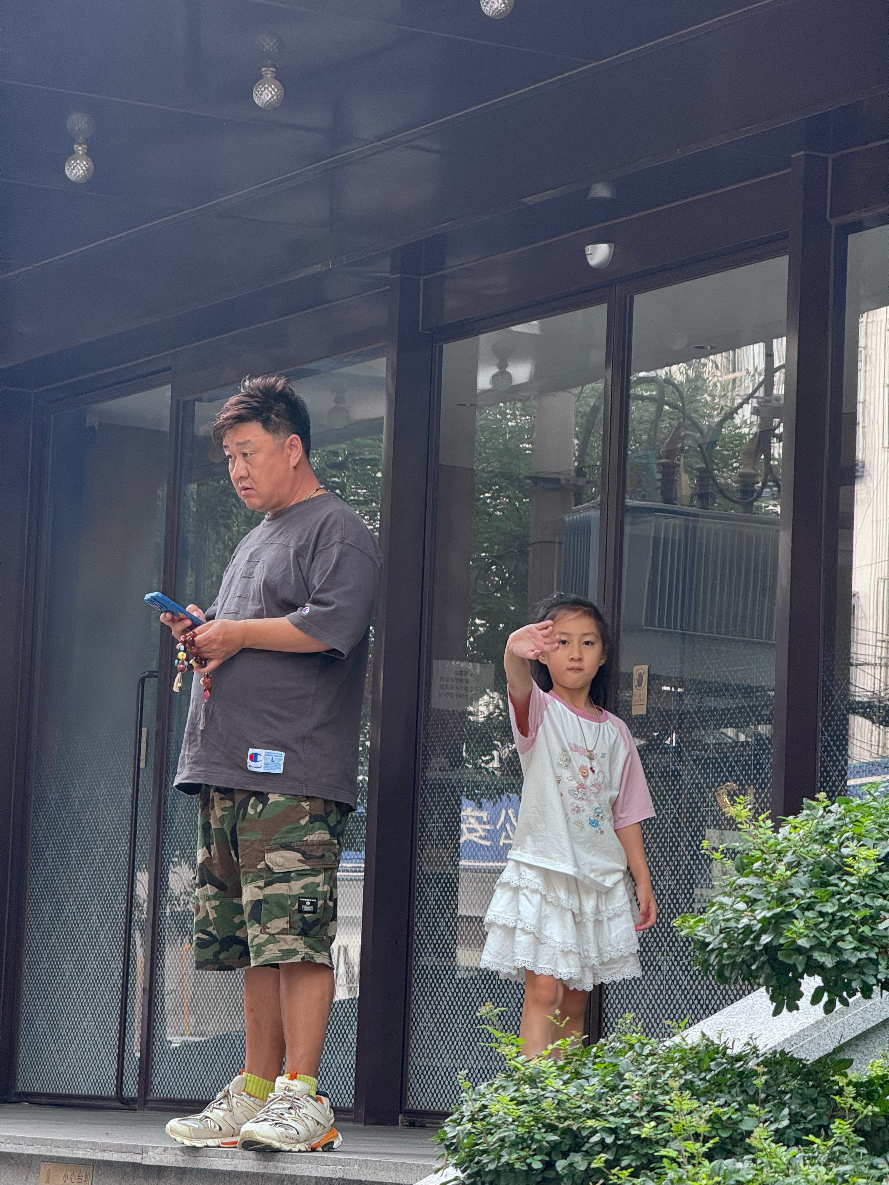 曹老师陪我来天津工作啦开车遛娃的工作交给他我去学习咯～我真服了，今天没化妆到了