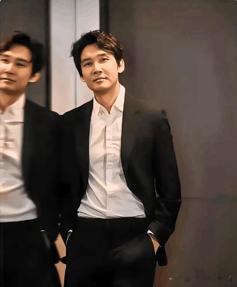 好帅气的一个男演员，这才是人见人爱花见花开的美男子，女人们见了都喜欢的一个演员，