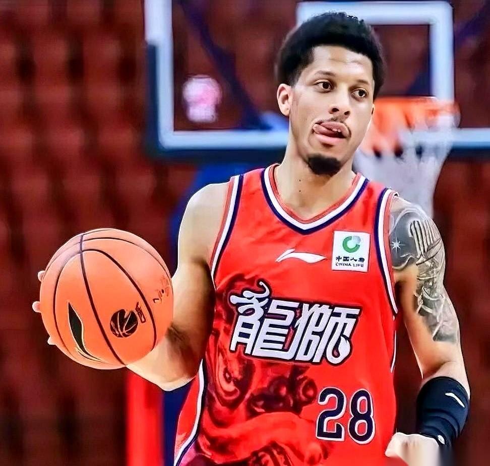 他妈打三份工，就为了让他有球打。他自己呢，NBA没人要的落选秀。就这么个“背