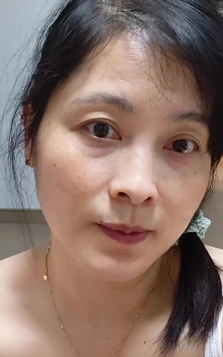 我同学意外去世一个月，她老公就和单位一个女人好了，而且这男的突然爱打扮了，和这个