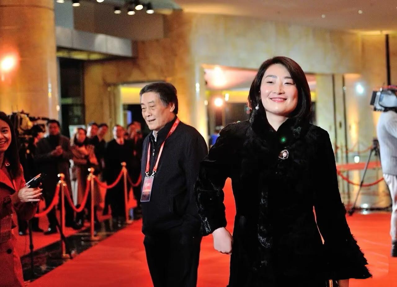 网上热议“没有儿子真不行”，对比曹德旺与宗庆后的家族传承便见分晓。曹德旺早
