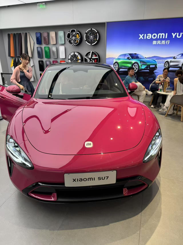 试驾su7跟06说说区别最近也在看一些新能源车，所以跑去试驾了一下，上午试了小