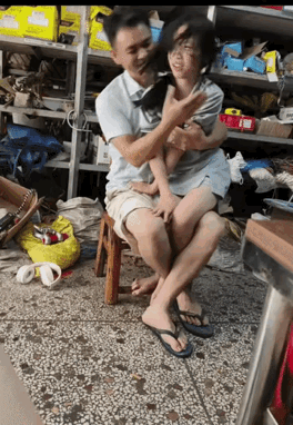 女大避父……动图中的父女，女儿应该十五六岁了，身体已经发育。父亲不顾女儿的剧烈反