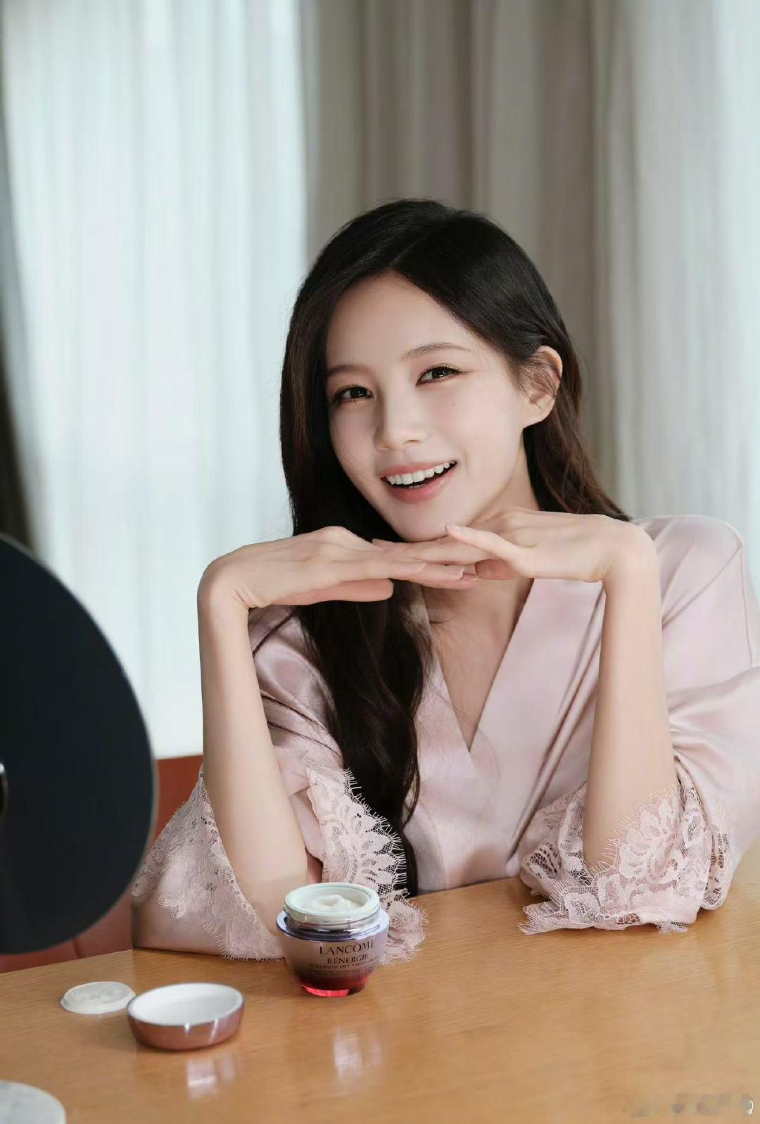 李一桐困到差点摔倒李一桐左脚绊右脚李一桐困到差点摔倒名场面，迷糊可爱又真实，像极