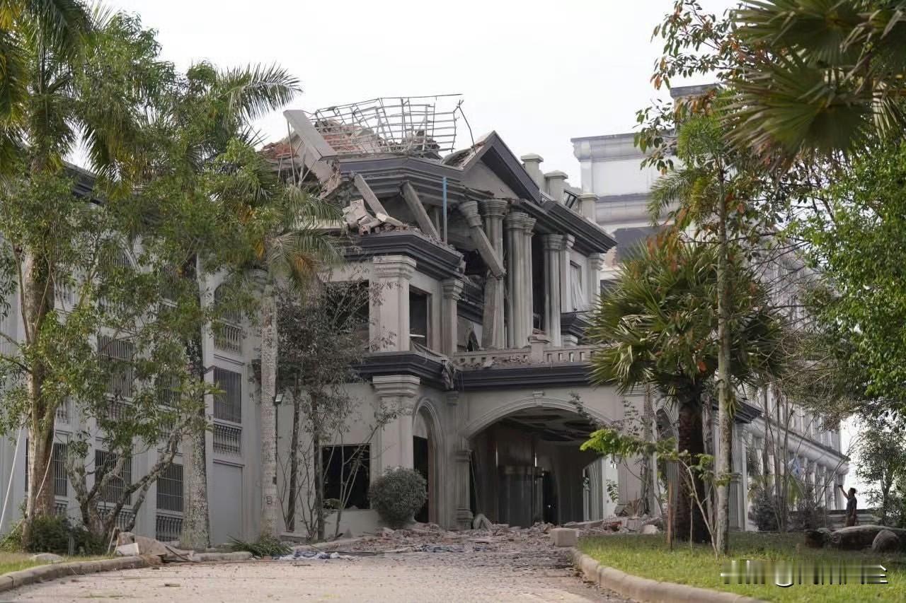 就在特朗普称泰柬双方同意停火后，事态并未朝着“停火”状态发展。今天早上，泰