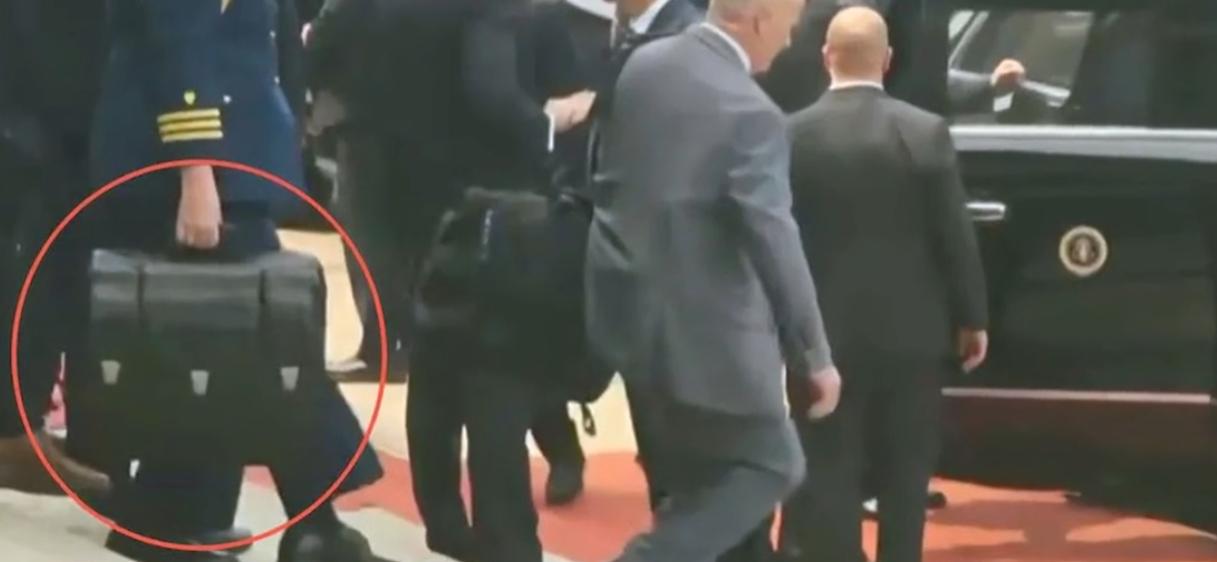 特朗普身后那个拎包的女军官，跟着进了人民大会堂，手里提着能毁灭世界的核按钮！