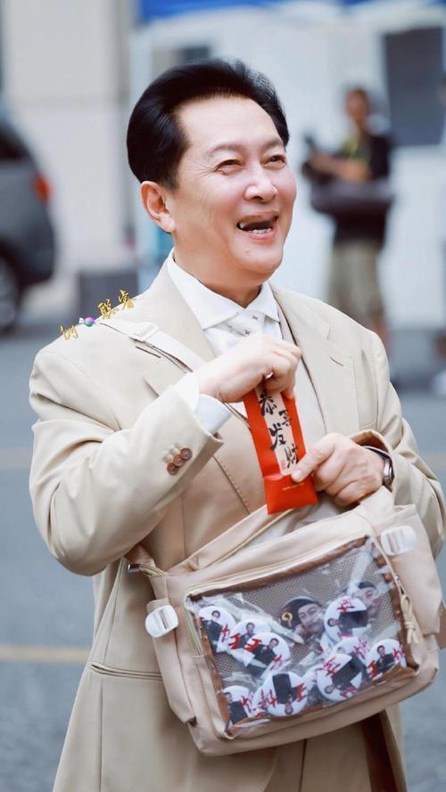 给打羊奶广告的唐国强献上一首“打油诗”我是名人唐国强，扮演伟人高大上。大