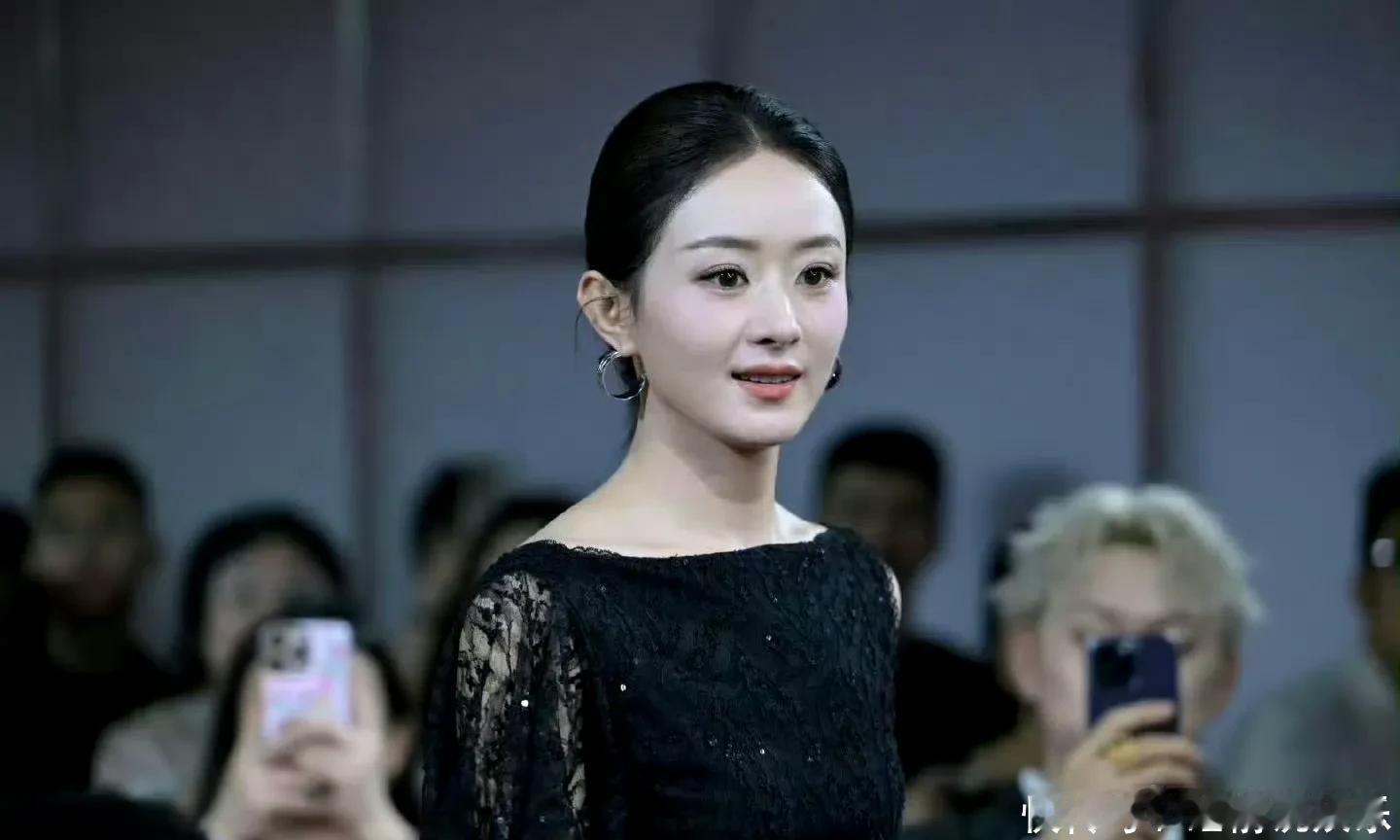 上海咖啡店偶遇了赵丽颖赵丽颖在上海咖啡店被粉丝偶遇，素颜出街松弛感刷屏！没有滤镜