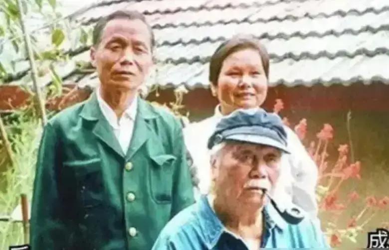 认亲10分钟，兄弟一生不见2013年，成龙回安徽芜湖老家，只和两位同父异母