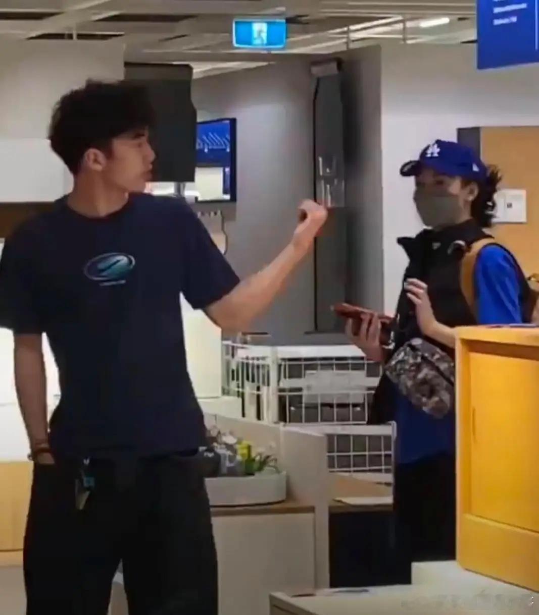 张柏芝和18岁大儿子现身澳洲一家商场购物，Lucas身材高挑，头发浓密，五官像极