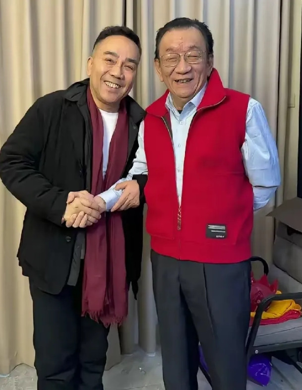 杨议紧急叫停骂战！直播护侯耀华：他永远是我二哥！“谁再骂我二哥，直接拉黑！”杨