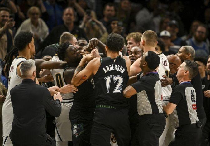 约基奇被罚款50000美元北京时间4月27日，NBA官方公布季后赛首轮G4冲突处