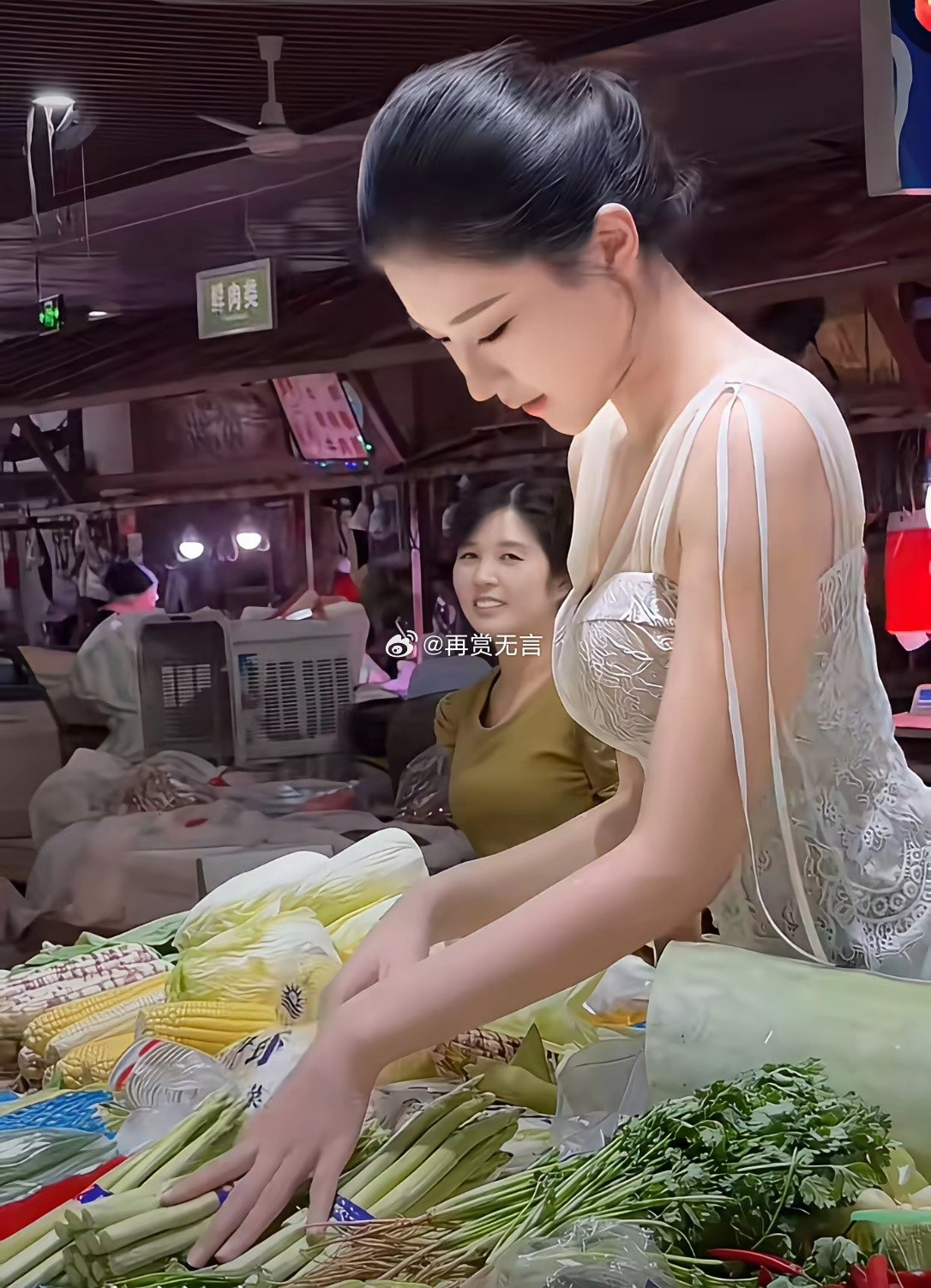 长得这么好看，为啥还要去卖菜？不如去景区当npc​​​
