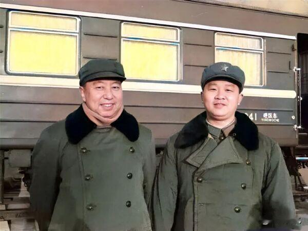 1981年华国锋退居二线，秘书手握