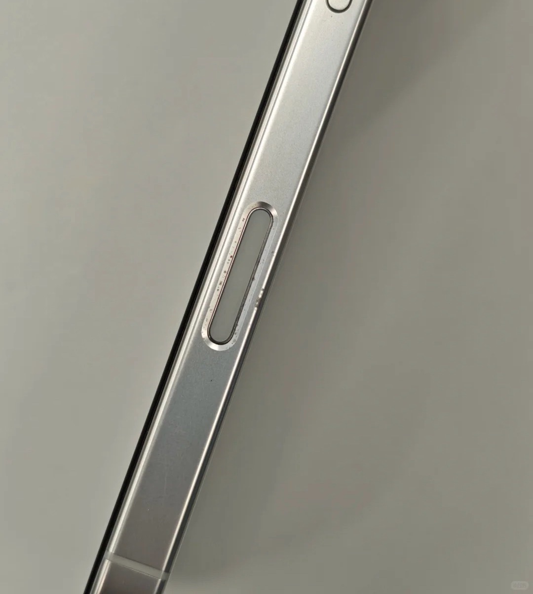我之前以为是铝合金的问题才导致iPhone17相机按钮容易掉漆，结果我看到16