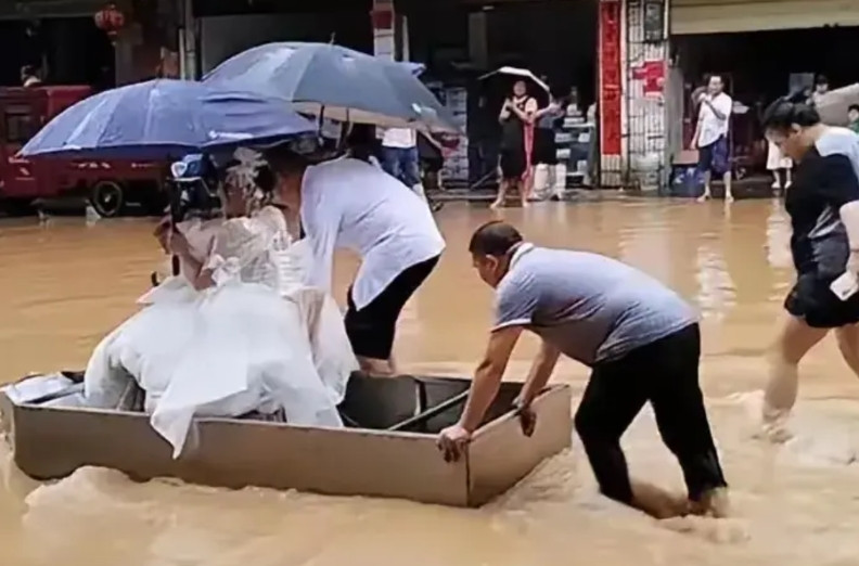 榕江县水灾不要动不动就叫老百姓捐款，老百姓现在生活困难捐不起。其实要救灾很简单，
