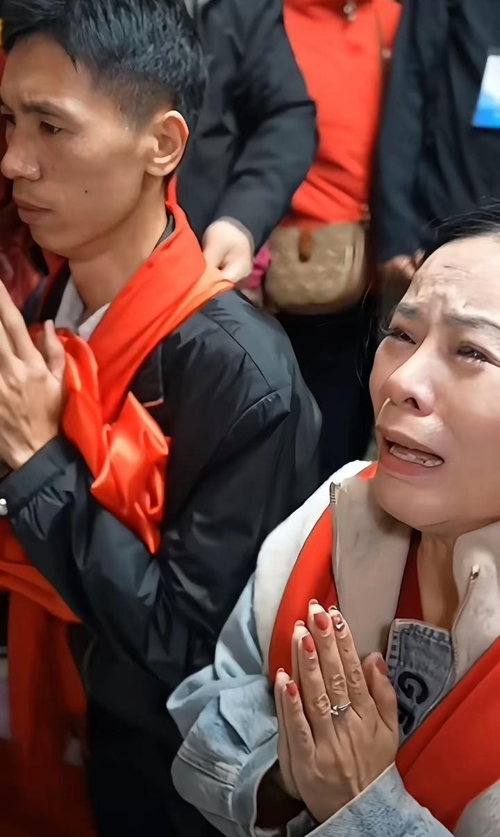 湖北仙桃姐姐李林牵着弟弟李鑫的手，进门时崩溃大喊：爸妈，我把弟弟找回来了，这33