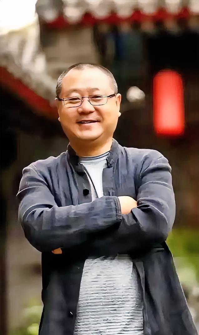 范伟说：“我这一生，情窦初开，父母不同意；情窦再开，老婆不同意；情窦乱开，子女不