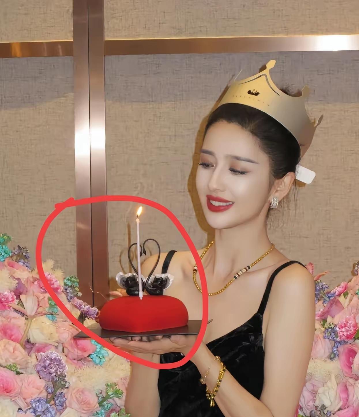 3000块的蛋糕，好吃吗？佟丽娅生日这个黑天鹅蛋糕，可不是普通蛋糕，要300