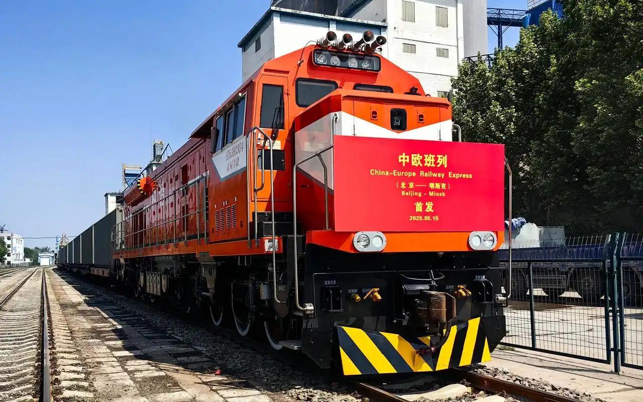 波兰：为啥熊猫被我断了中欧班列，还挺开心的？美国：他们第二天就开通了北极航线，是