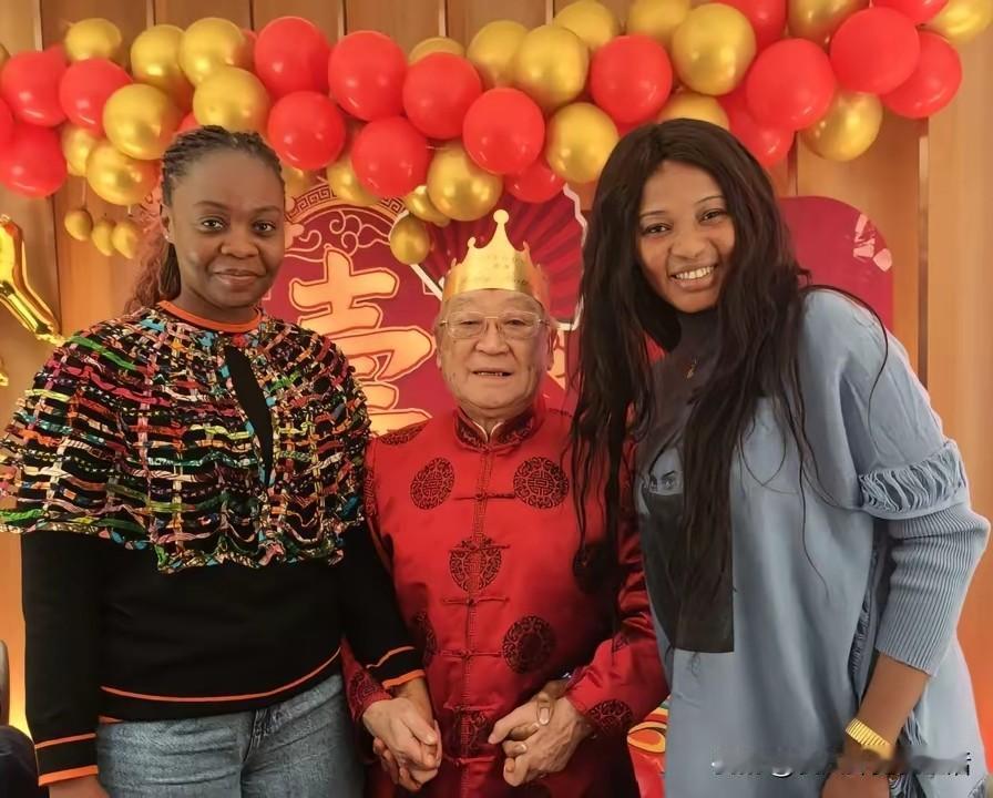 魏文亮85岁大寿，收了两位女徒弟。两位女徒弟都是外国人，据说其中一位，还大有来