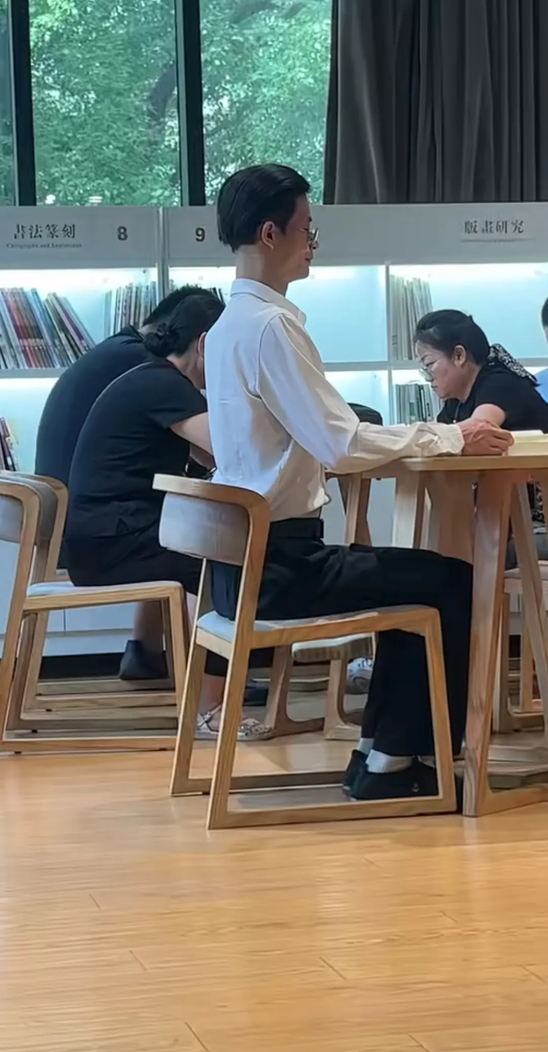 坐得比谁都直，就是不知道读书咋样？