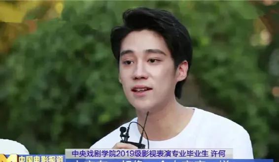 许亚军何晴儿子这么帅，没进娱乐圈可惜了！童年男神许亚军与古装美女何晴育有一子，