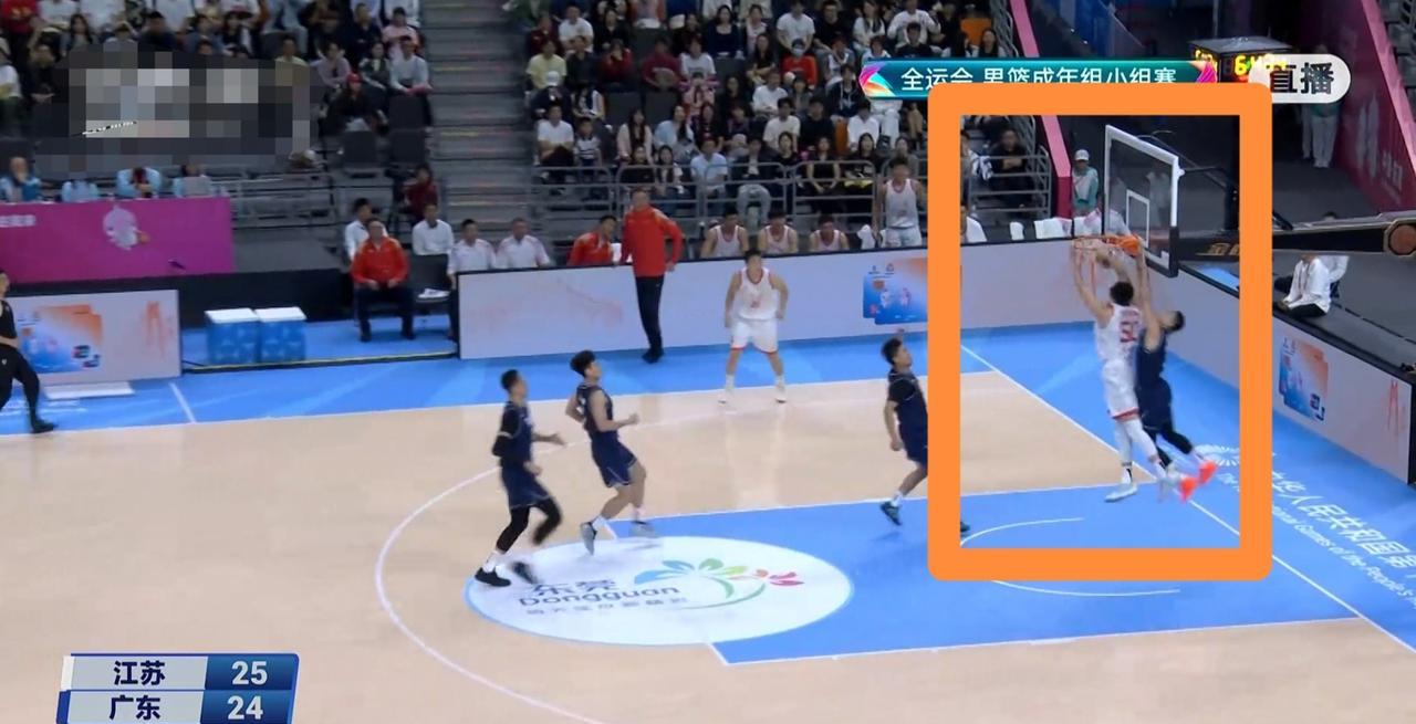 广东全运男篮超级球星胡明轩真是太悲催了！在今天进行的广东全运男篮和江苏全运男篮的
