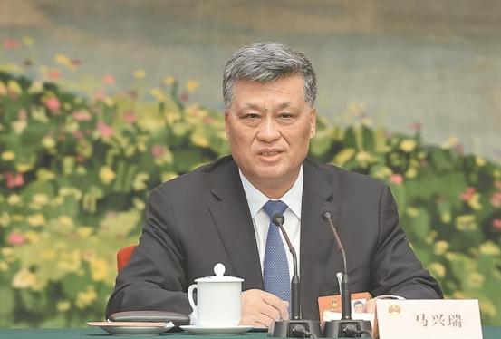 马兴瑞案最值得盯的地方，不是他本人收了多少，而是谁在替他收。通报列出身边工作人