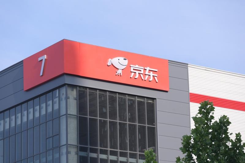 刘强东和马云，这俩商业大佬各有千秋。马云眼光独到，一手打造了阿里巴巴商业帝国，