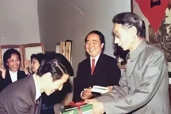 #相声界恩怨情仇#常宝丰晒礼品：我的徒弟马小川，带着他的徒弟和徒孙来家看我。