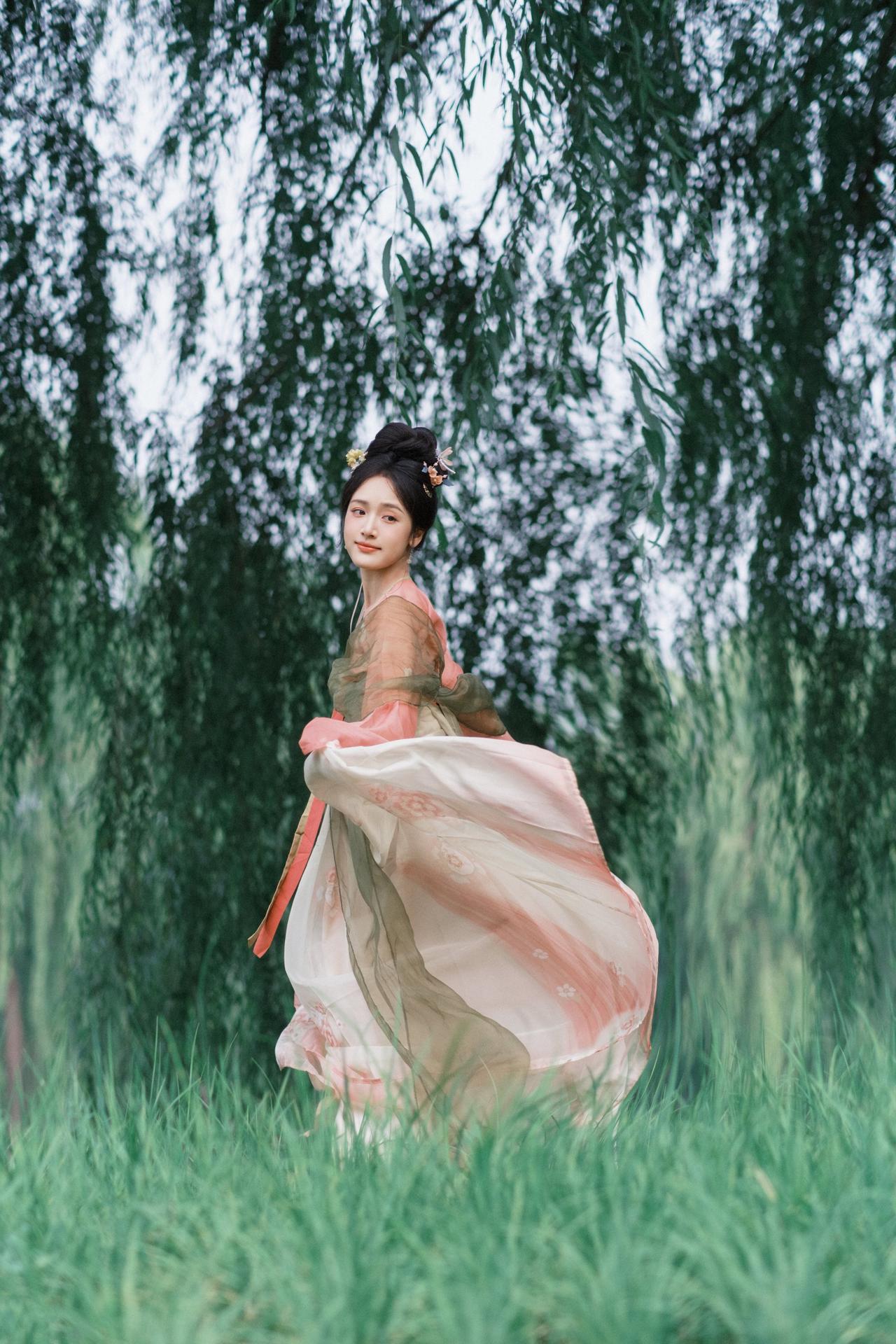 着齐胸汉服，发髻上点缀着精致花饰，舒展身姿，整体氛围清雅灵动，尽显古典韵味。汉服