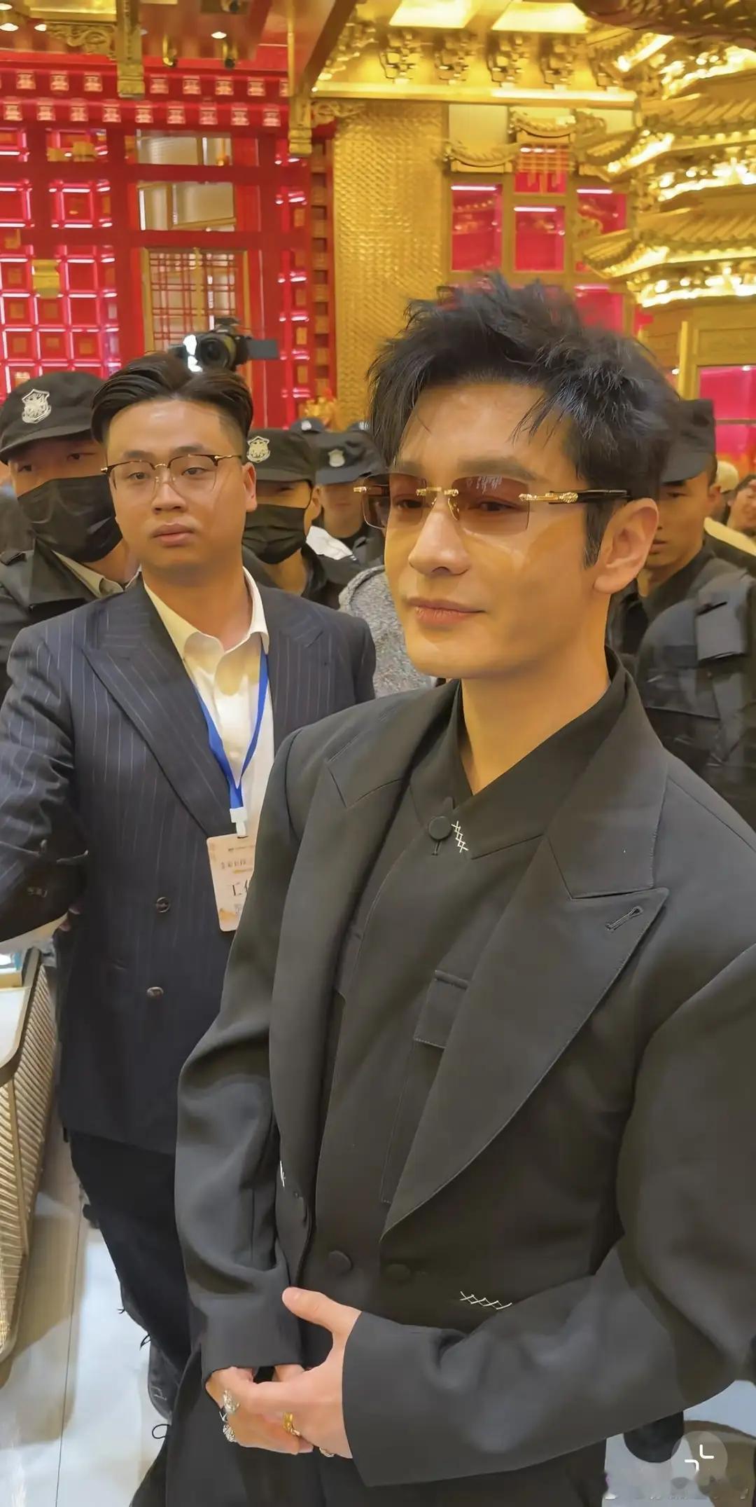 黄晓明现身贵州黄金楼，怼脸原生生图状态极佳，几乎看不到鱼尾纹，手上佩戴多枚戒指，
