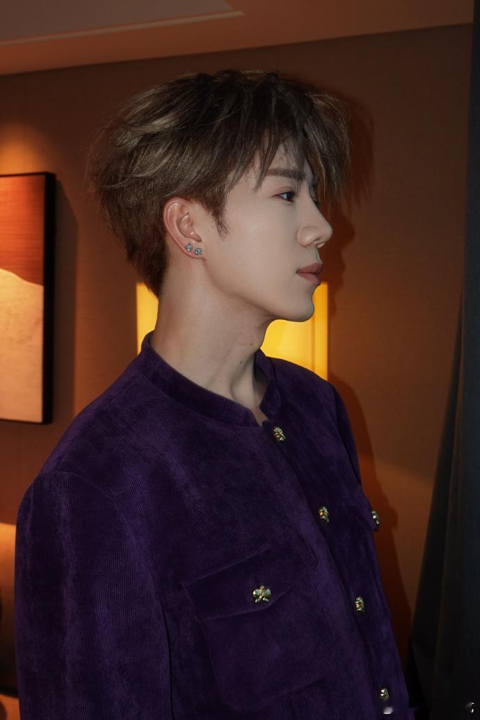 鹭卓小鹭马上来咯鹭卓小鹭马上来咯，真的是好期待呀，紫色很有韵味啊，穿在他的身