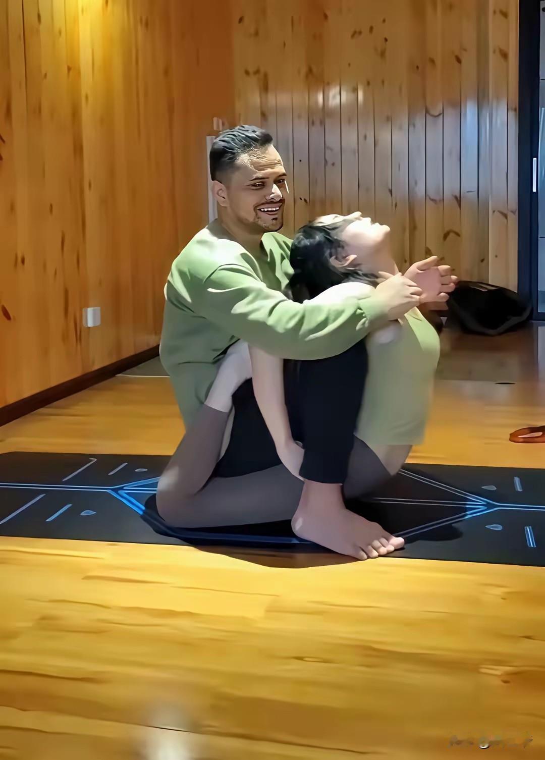 这个印度老师这样认真负责的教学员练瑜伽，还被女子的男人举报成功，他十分的委屈，说