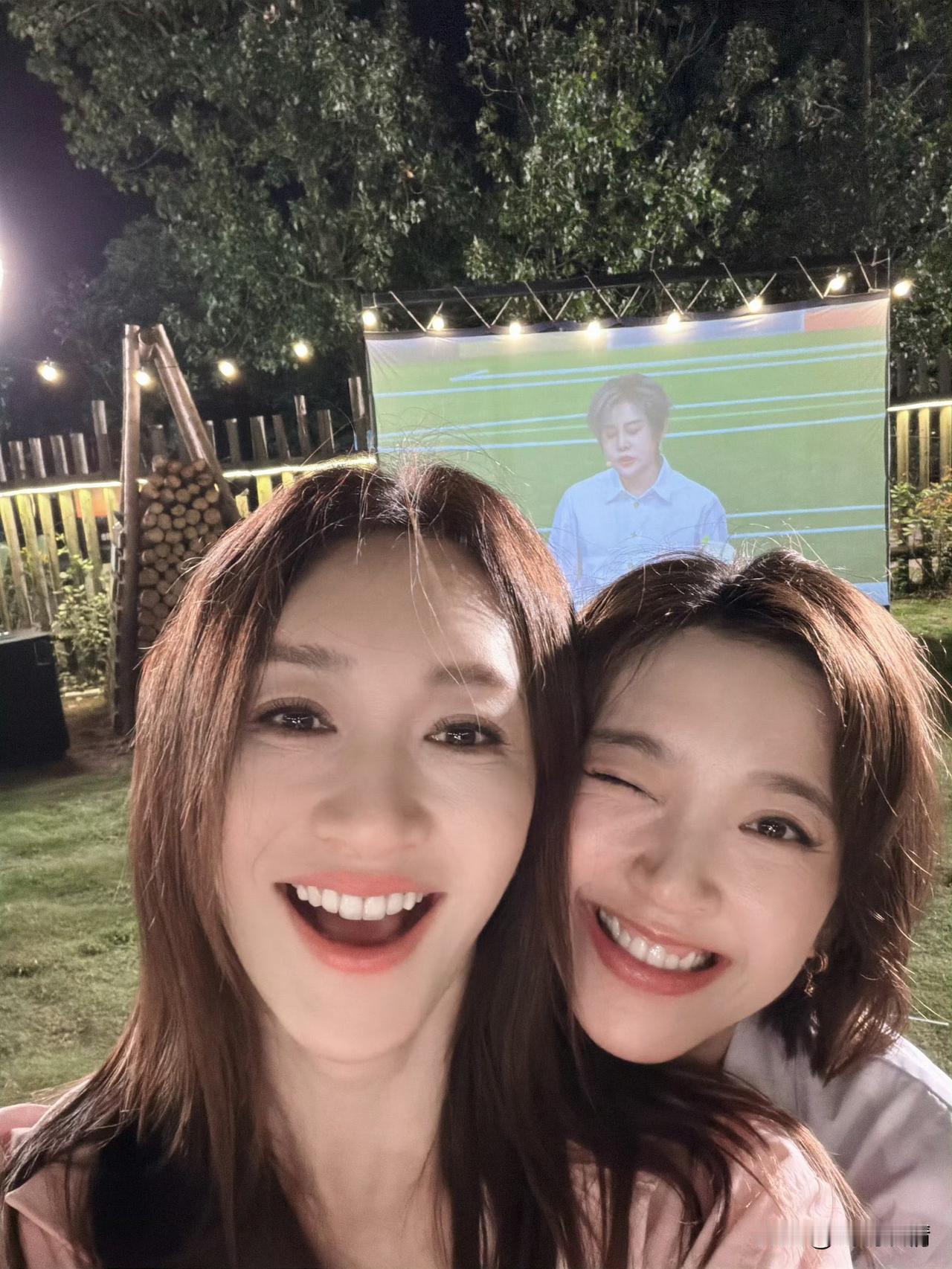 李小冉唐艺昕山顶看日出！7月4日，李小冉晒出两张合影，并且配文“我们在山顶等日