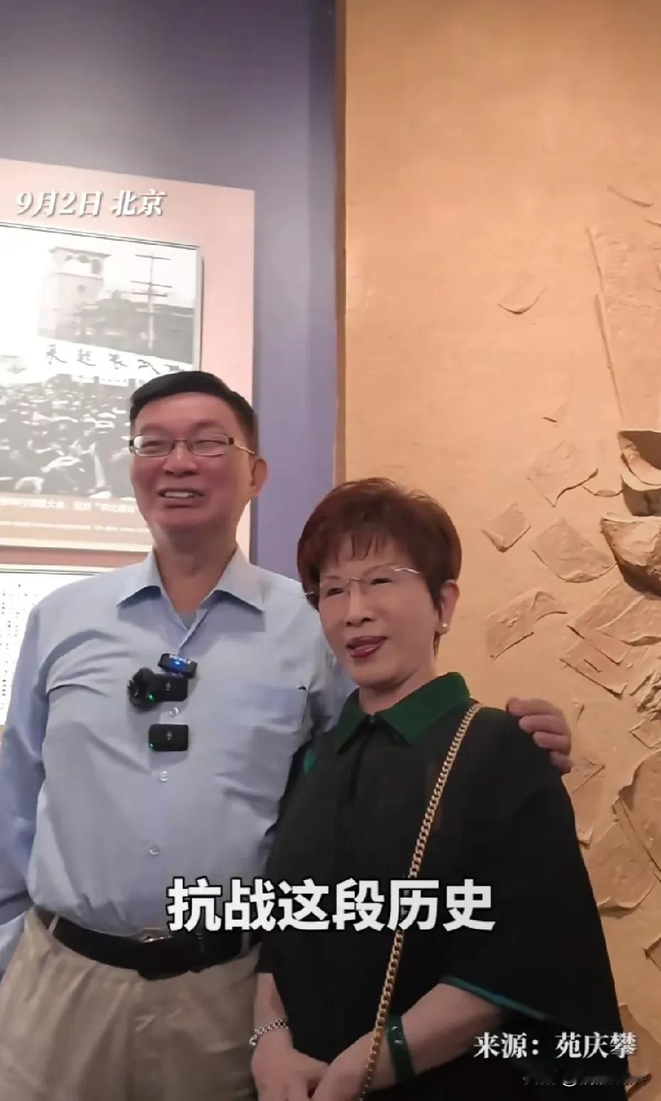 洪秀柱现身北京中国人民抗日战争纪念馆时，在参观时，遇到了台湾大学的教授苑举正，俩
