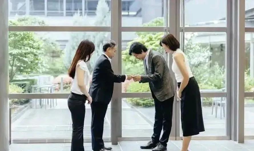 日本人，唐宋时非常崇拜中文，但是现在非常非常崇拜英语。一位中国妈妈说，儿子的小